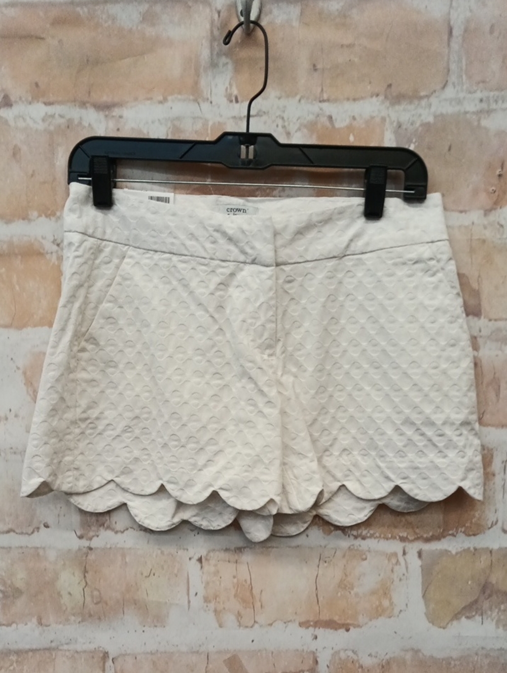 Crown & Ivt Cream Scallop-Hem High-Waist Quilted Shorts